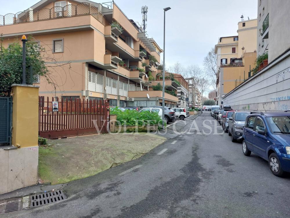 Garage monolocale in vendita a Roma