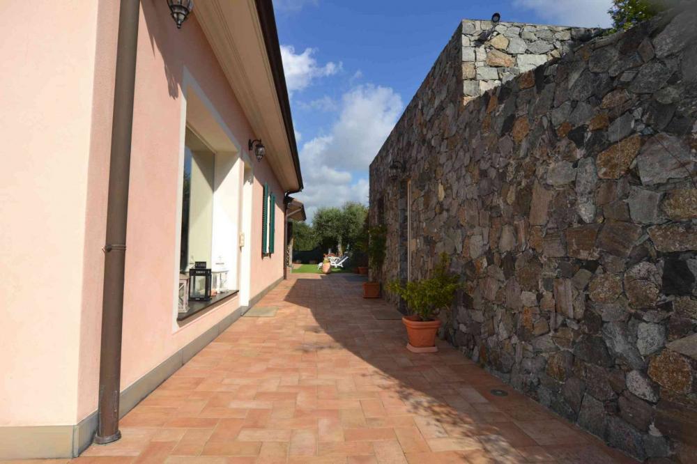 Villa indipendente plurilocale in vendita a Albisola Superiore