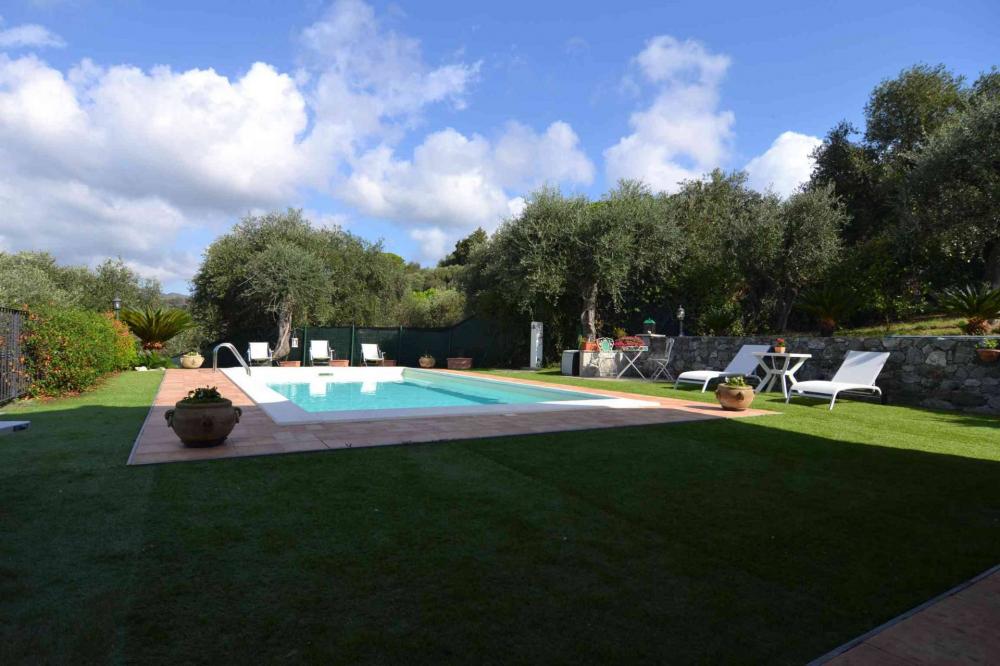 Villa indipendente plurilocale in vendita a Albisola Superiore