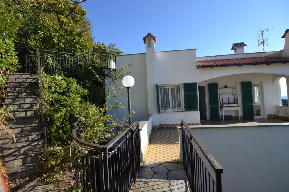 Villa indipendente plurilocale in vendita a Loano