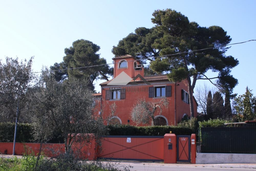 Villa indipendente plurilocale in affitto a Riccione