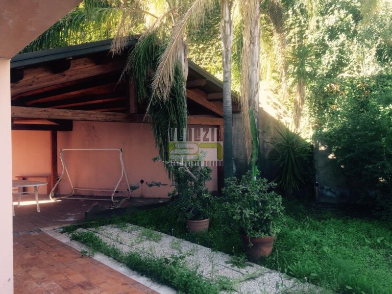 Villa quadrilocale in vendita a sant-alessio-siculo