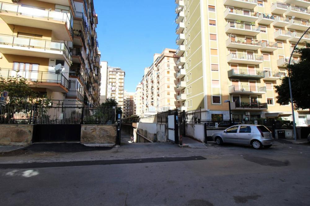 Garage plurilocale in vendita a Palermo
