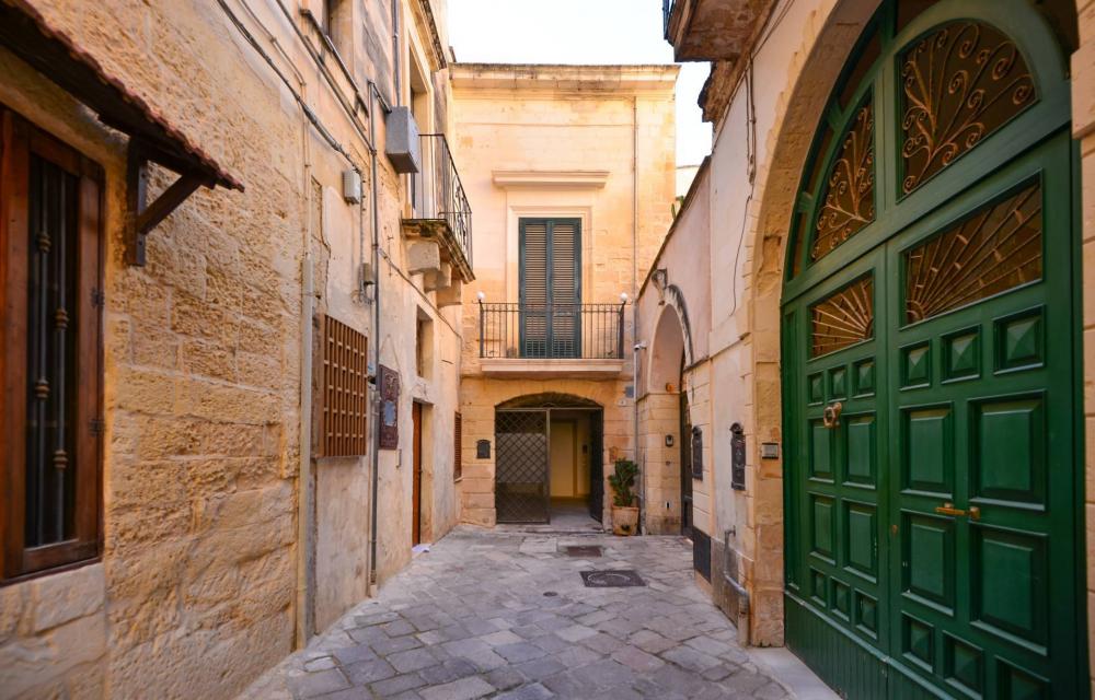Stabile intero plurilocale in vendita a Lecce