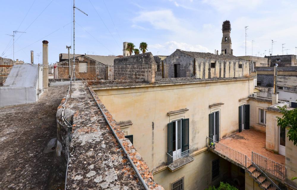 Stabile intero plurilocale in vendita a Lecce
