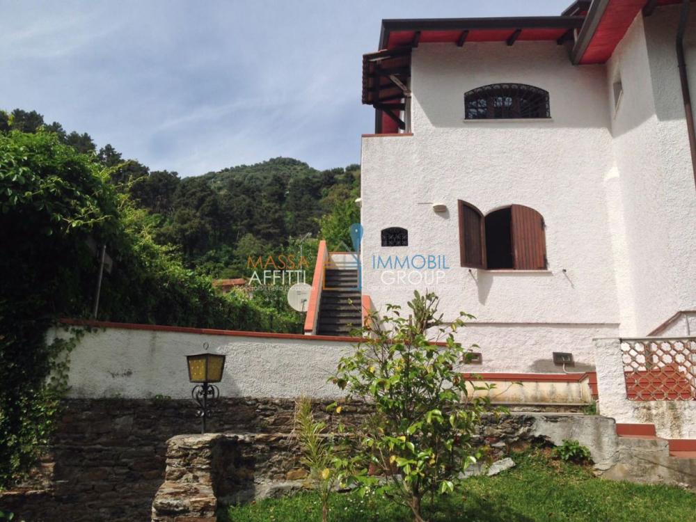 Villa indipendente plurilocale in vendita a montignoso