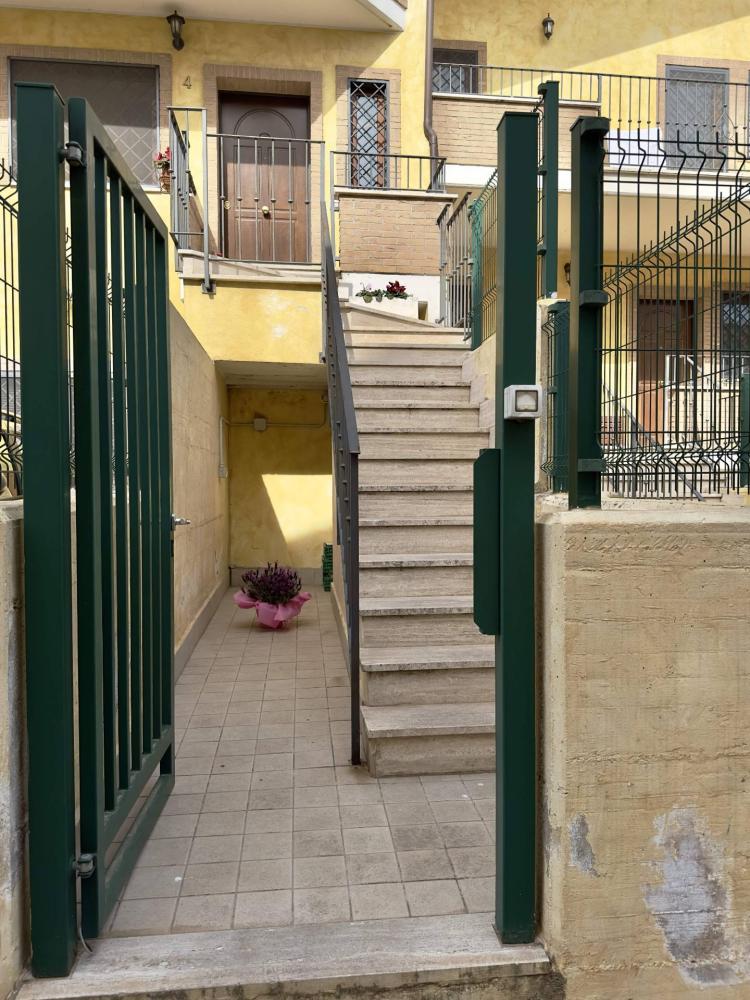 Villaschiera quadrilocale in vendita a Roma