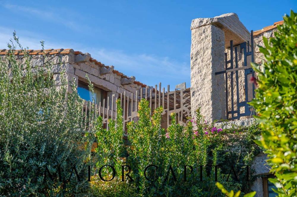 Villa indipendente quadrilocale in vendita a Arzachena