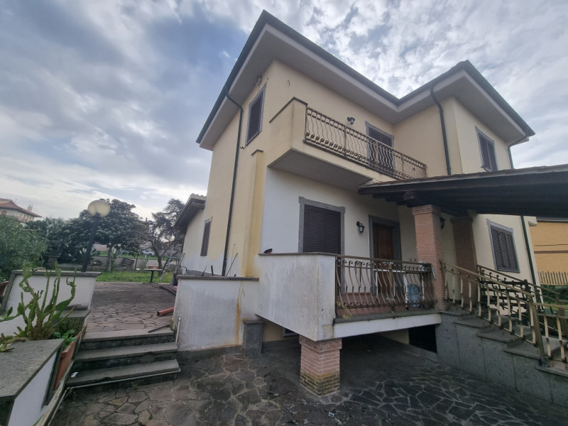 Villa quadrilocale in vendita a roma