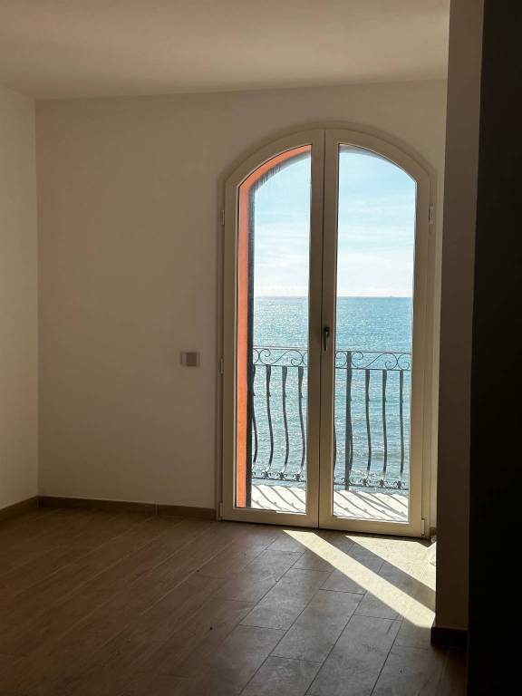 142dcfa0b0cdfb2eee85bacebcce01f1 - Appartamento quadrilocale in vendita a Sanremo