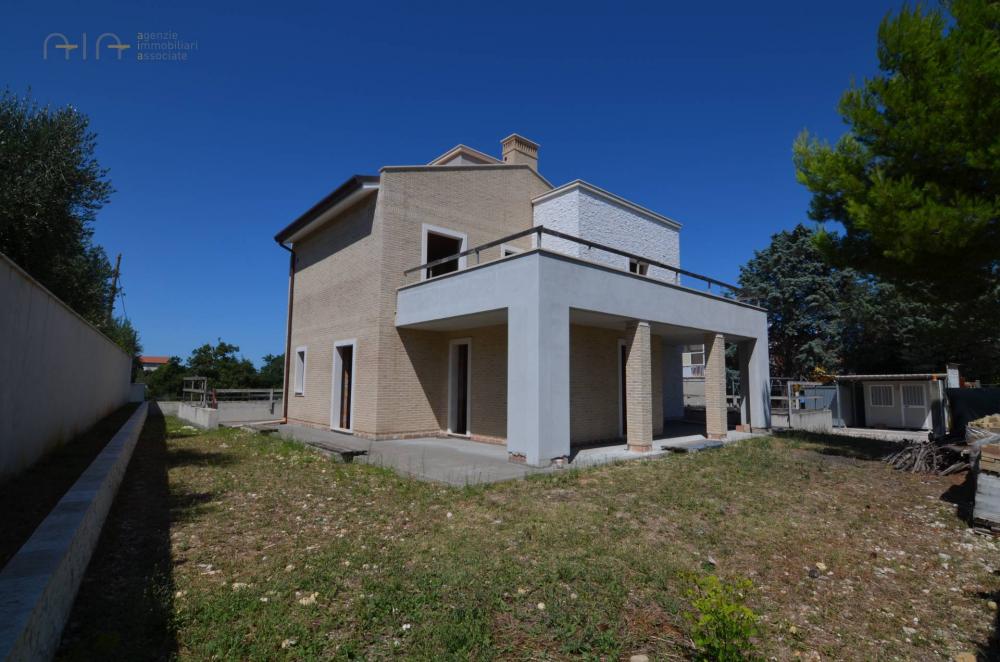 Villa indipendente plurilocale in vendita a Grottammare