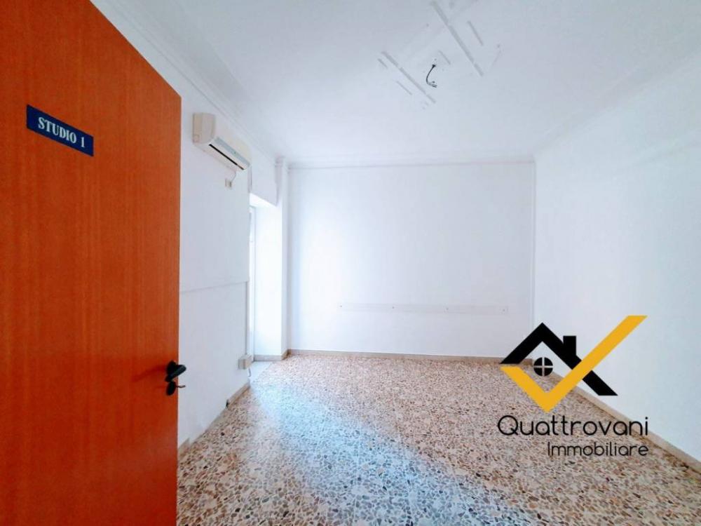 c6f90e45190c459575c556463aea3f07 - Appartamento quadrilocale in vendita a Catania