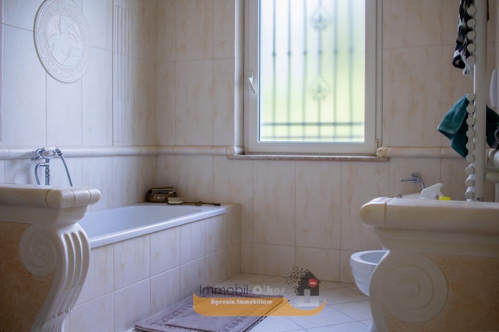 Bagno con vasca  - Appartamento plurilocale in vendita a Giulianova
