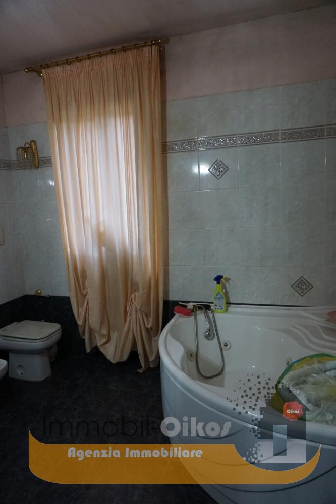Bagno con vasca - Appartamento plurilocale in vendita a Giulianova
