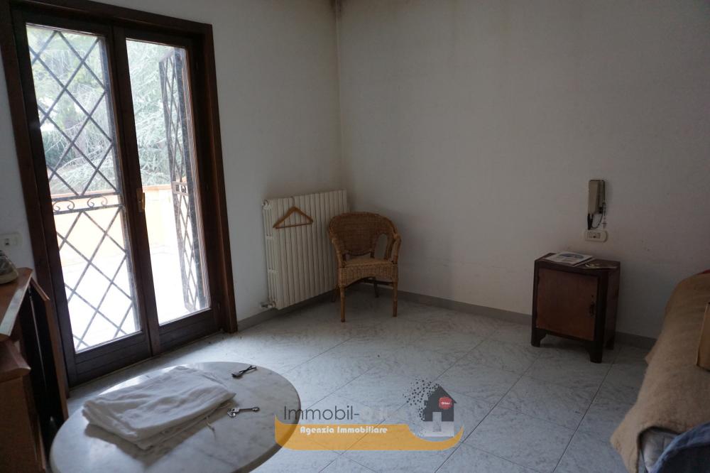 Camera con terrazza - Appartamento plurilocale in vendita a Giulianova