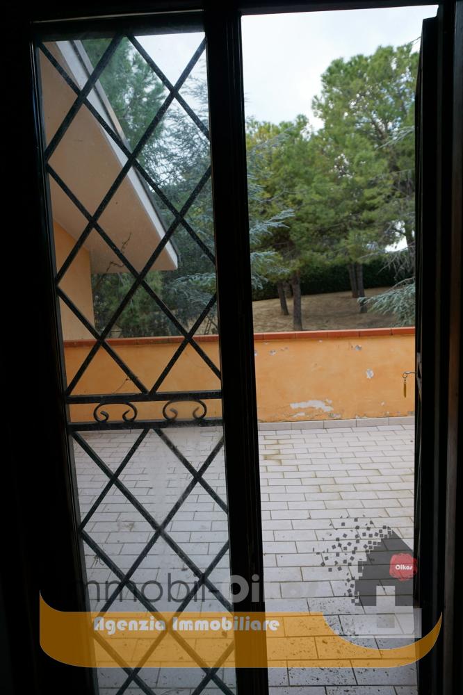 Camera con terrazza - Appartamento plurilocale in vendita a Giulianova