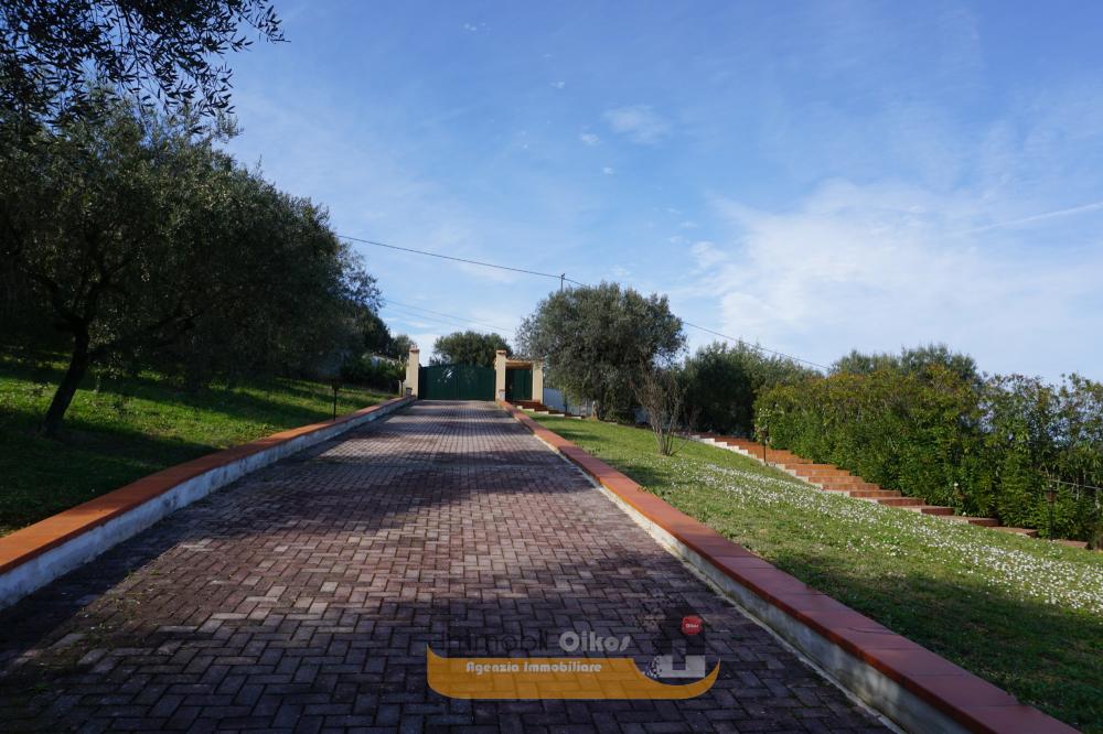 Cancello e strada interna alla proprietà - Appartamento plurilocale in vendita a Roseto degli Abruzzi