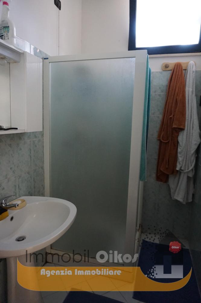 Bagno  con doccia garage - Appartamento plurilocale in vendita a Roseto degli Abruzzi