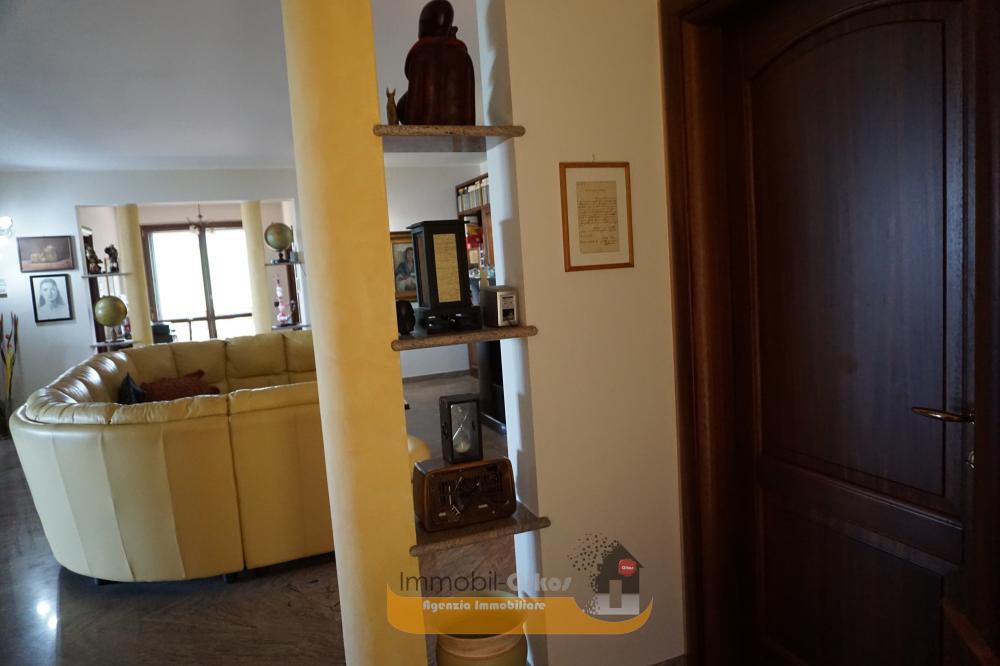 Vista soggiorno - Appartamento plurilocale in vendita a Roseto degli Abruzzi