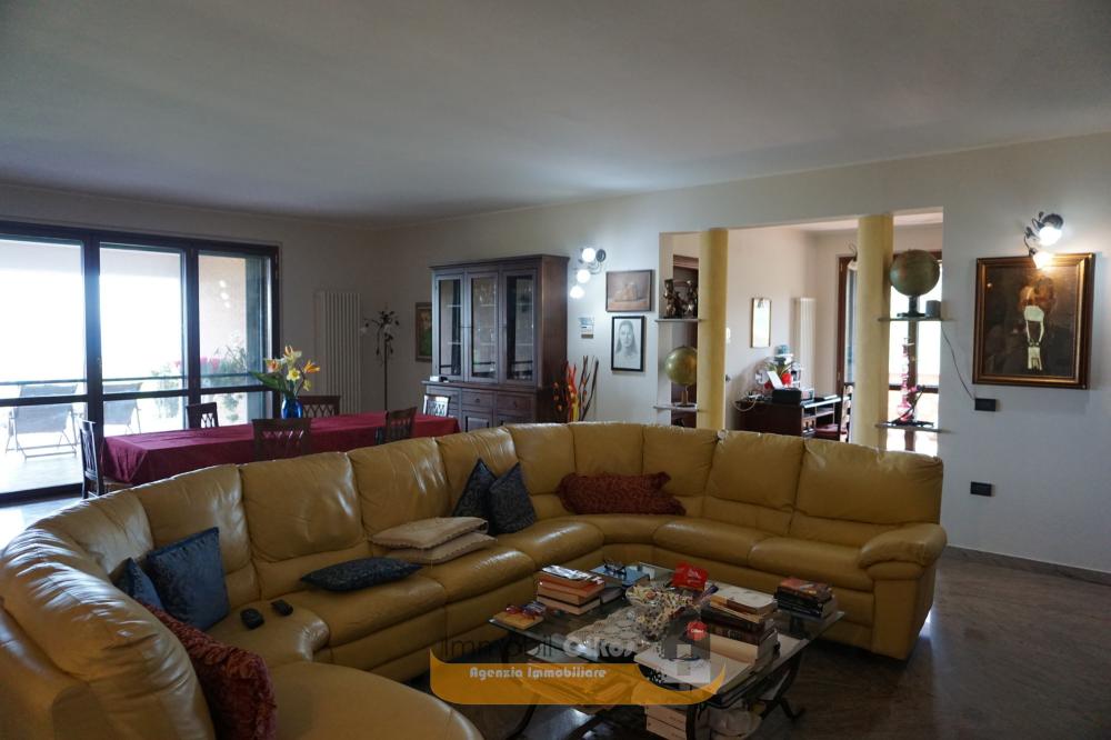 Salone con vista mare - Appartamento plurilocale in vendita a Roseto degli Abruzzi