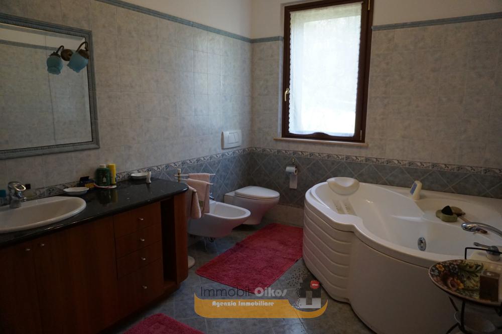 Bagno con vasca idromassaggio - Appartamento plurilocale in vendita a Roseto degli Abruzzi
