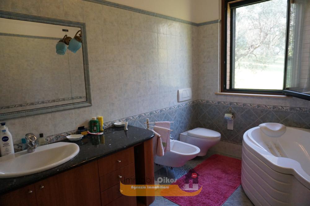 Bagno con vasca idromassaggio - Appartamento plurilocale in vendita a Roseto degli Abruzzi