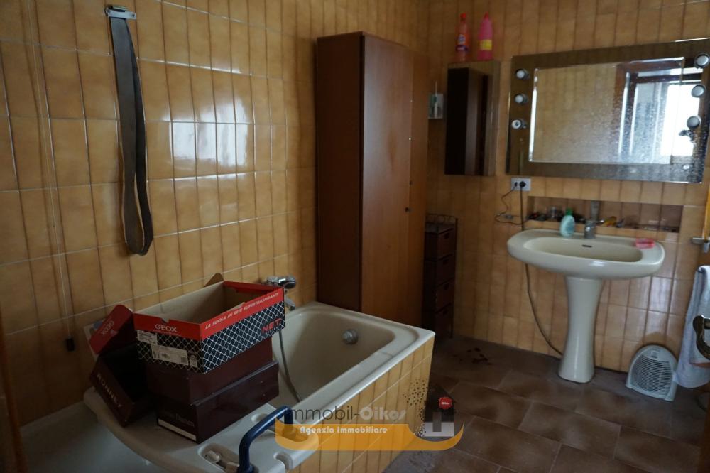 Bagno con vasca - Appartamento quadrilocale in vendita a tortoreto