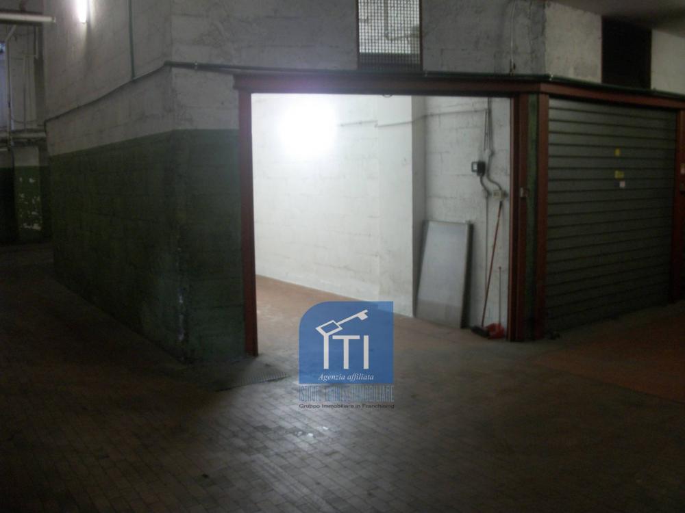 Garage plurilocale in vendita a Roma