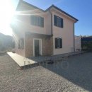 Villa indipendente quadrilocale in vendita a Varase