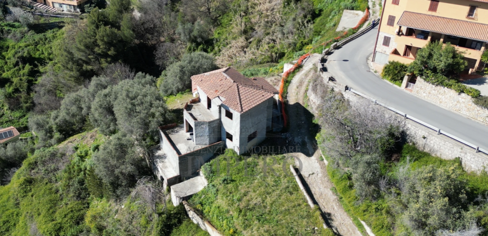 Villa indipendente plurilocale in vendita a Mortola superiore