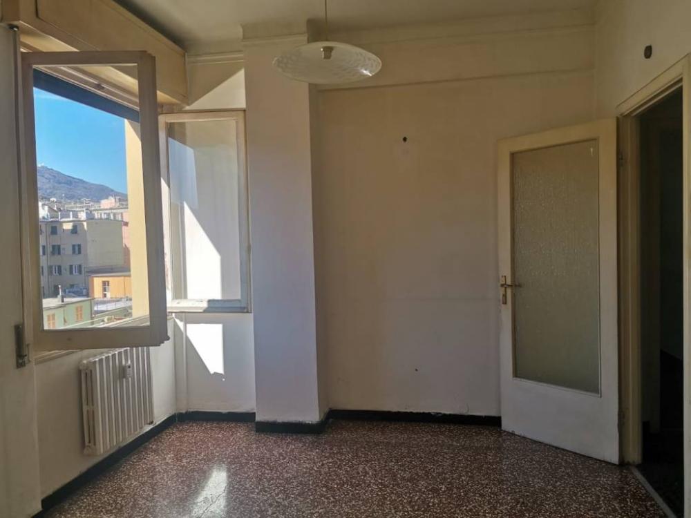 Appartamento trilocale in vendita a Genova