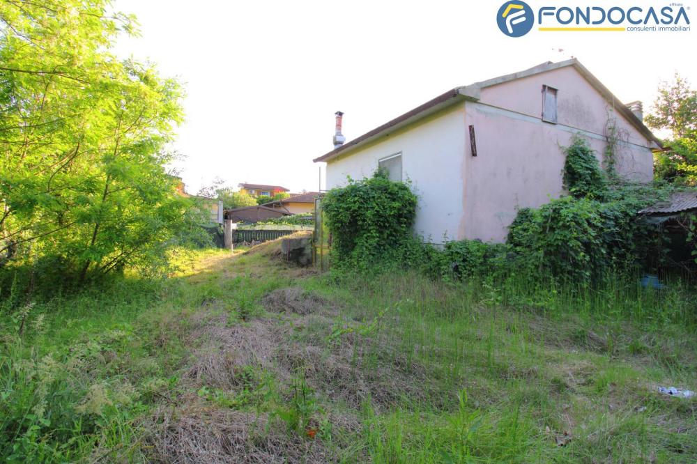 Villa indipendente plurilocale in vendita a Sarzana