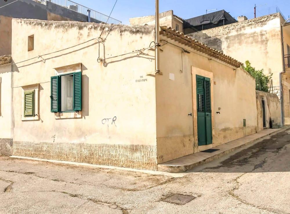 Villa quadrilocale in vendita a Aci Catena