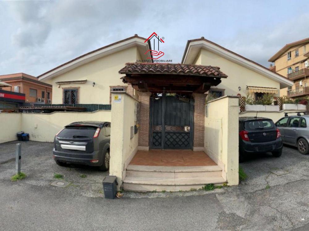 Villaschiera quadrilocale in vendita a roma