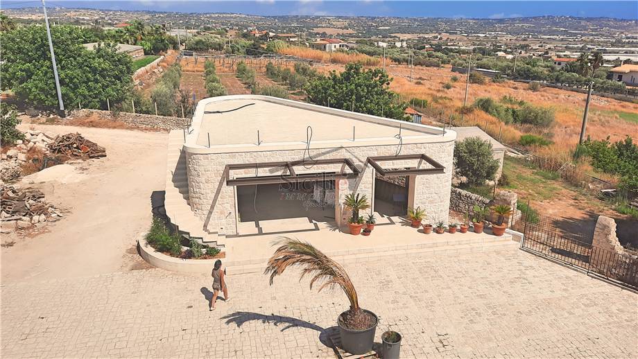 Villa indipendente quadrilocale in vendita a Scicli